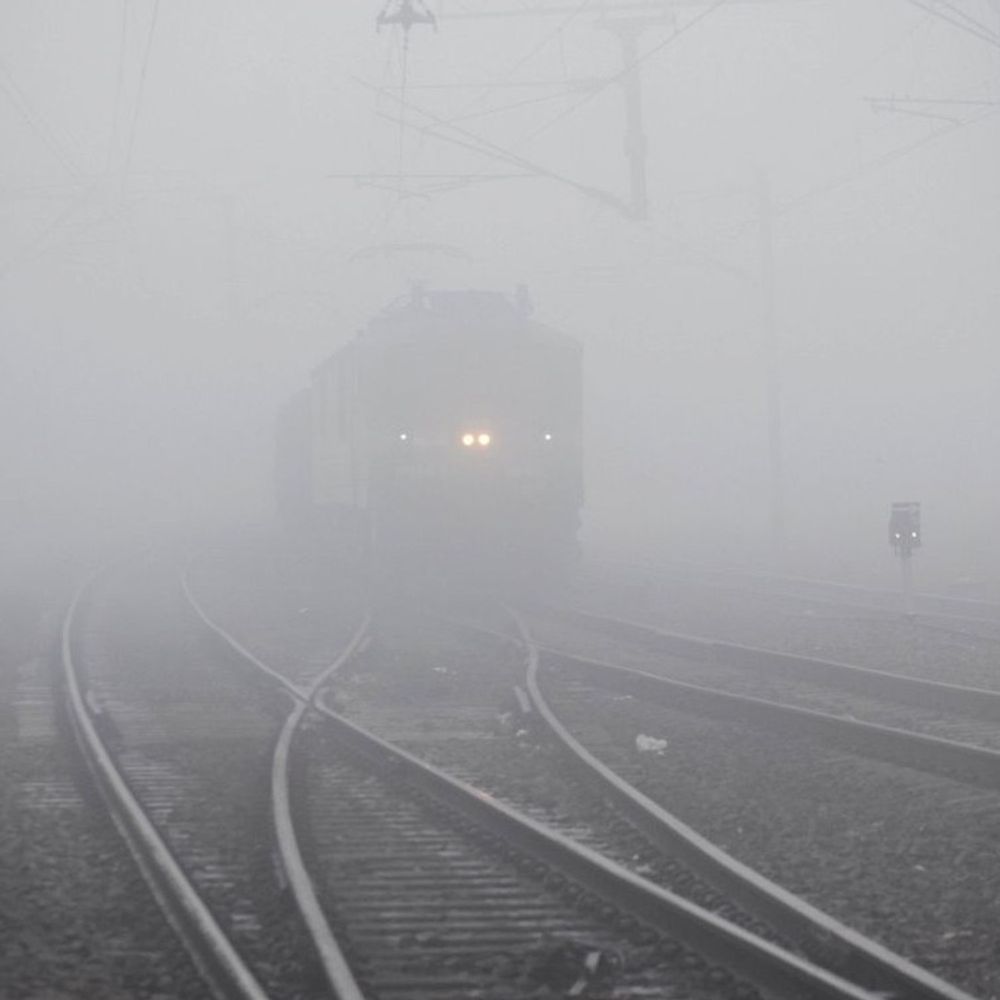 ट्रेनों के इंजन में लग रहे फॉग सेफ्टी डिवाइस:लोको पायलट कम विजिबिलिटी में भी देख सकेंगे सिग्नल, लेटलतीफी होगी नियंत्रित