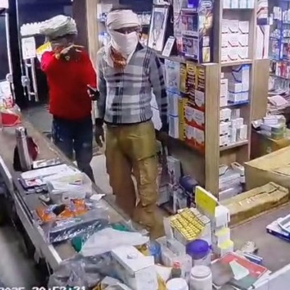 तरनतारन में बदमाशों ने दवा विक्रेता पर तानी पिस्टल:  लूट का प्रयास, पुरानी तलवार से किया सामना, विरोध के चलते भागे लुटेरे – tarn-taran News