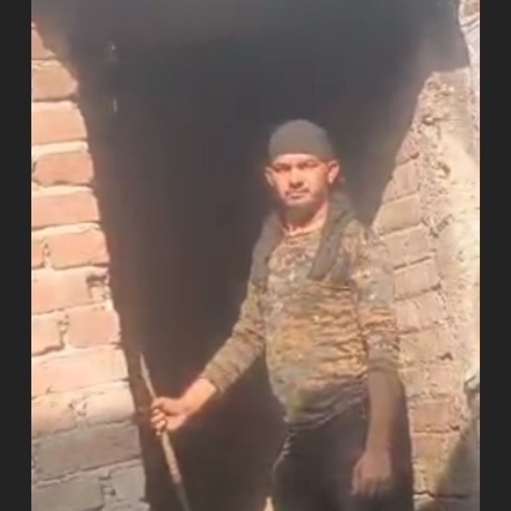 बाऊघाट में फरार अभियुक्त के घर कुर्की-जब्ती:न्यायालय के आदेश पर पुलिस ने की कार्रवाई