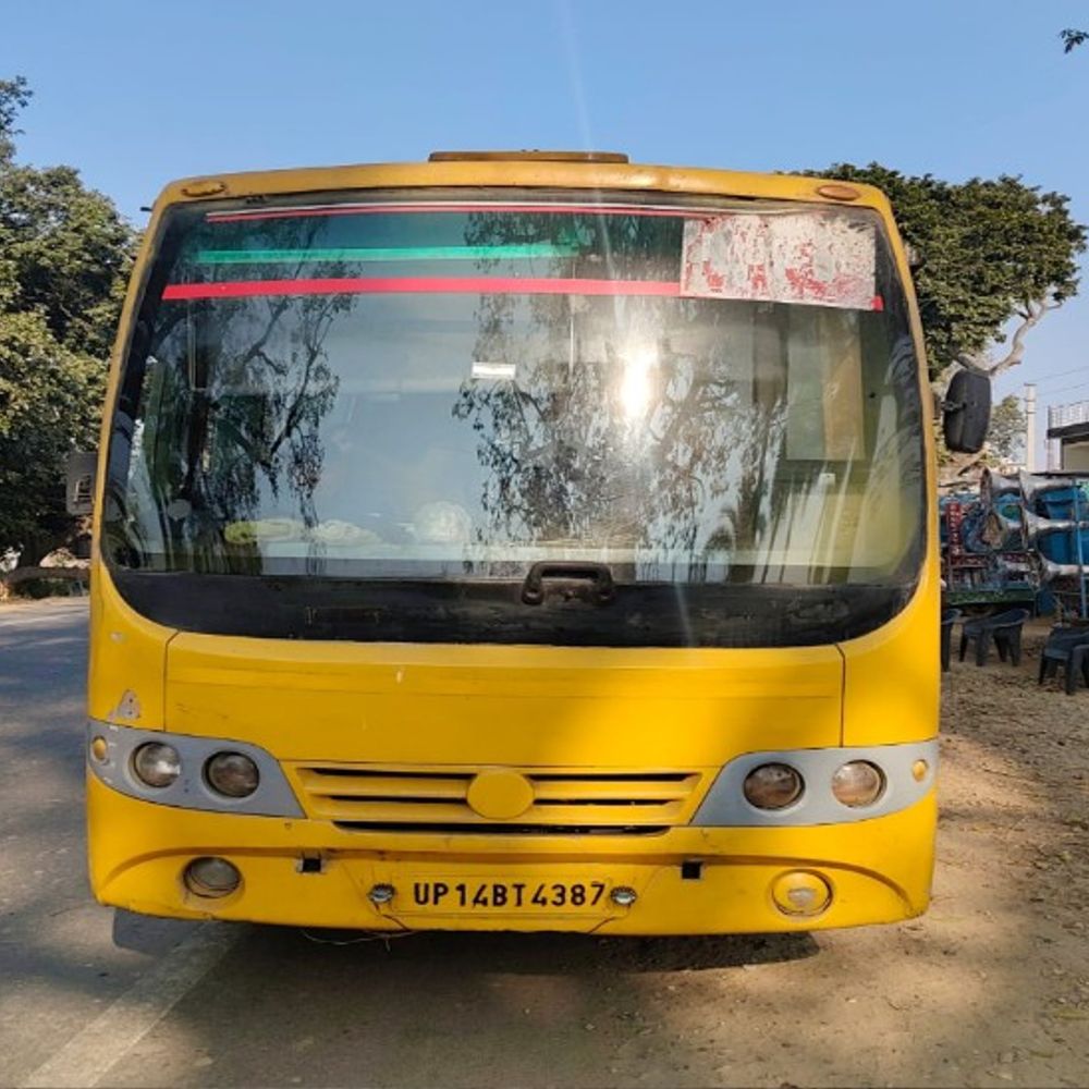 फिटनेस-बीमा के बिना चल रहे स्कूली वाहन:स्कूल की बस सीज, वीडियो सामने आने पर कार्रवाई