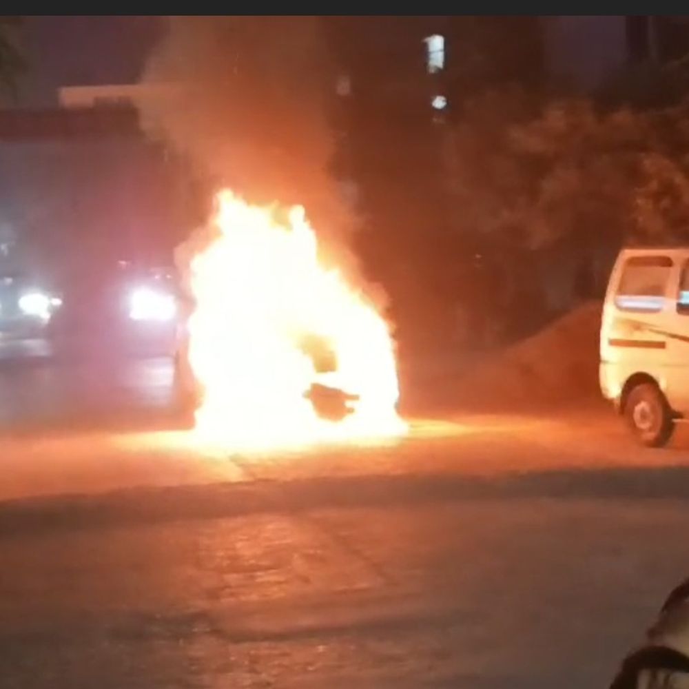 जालौन में चलती कार में लगी आग:डीवी कॉलेज के सामने घटना, सवारों ने कूदकर बचाई जान