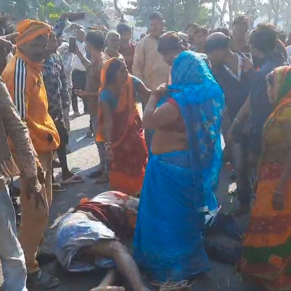 मधेपुरा में हाईवा-बाइक टक्कर, युवक की मौत:आक्रोशित लोगों ने SH-91 को एक घंटे तक किया जाम, सिर में चोट लगने से गई जान