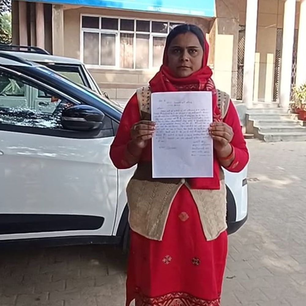 बागपत के बड़ौत में महिला की गुहार:डीएम कार्यालय में दर्ज कराई शिकायत