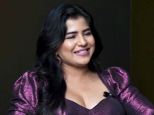 नर्सिंग छोड़कर एक्टिंग में आईं शिखा मल्होत्रा:फैन में डायलॉग डिलीवरी देख शाहरुख हुए इंप्रेस, बोलीं- उनके साथ काम करना सपना सच होने जैसा