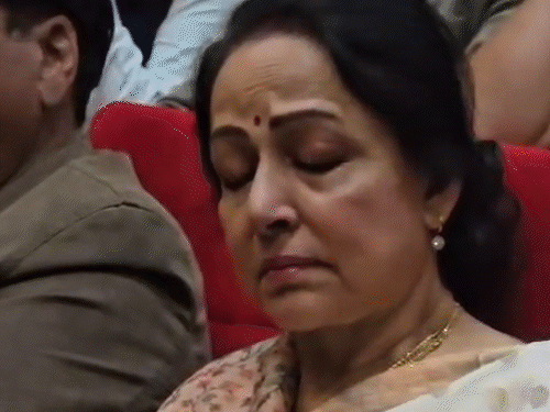 धर्मेंद्र की शोकसभा में हेमा मालिनी के निकले आंसू:मथुरा में साधु-संतों ने दी श्रद्धांजलि; इस्कॉन के छात्रों से गीता पाठ किया