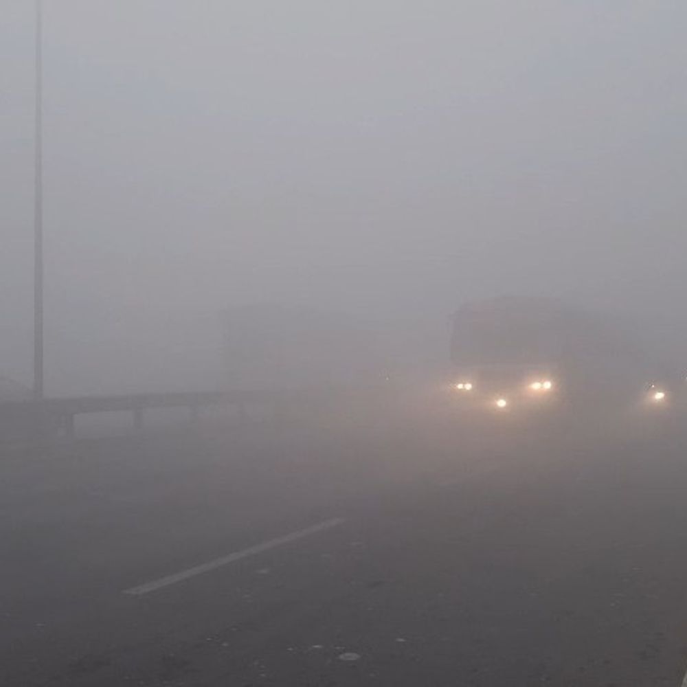 ग्रेटर नोएडा में छाया घना कोहरा:विजिबिलिटी कम हुई, वाहनों की रफ्तार धीमी