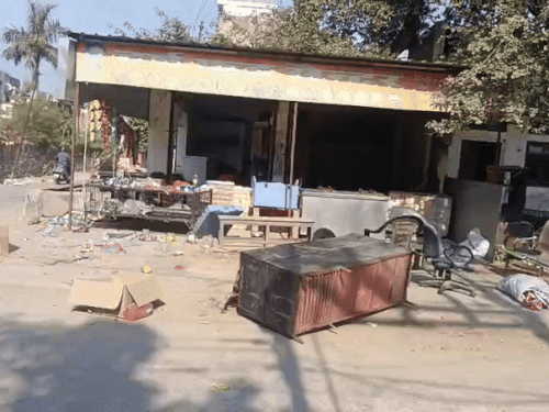 अलवर में एडवोकेट के घर पर पथराव-फायरिंग, दुकान को तोड़ा:  कहा- बदमाशों ने 2 बार हमला किया, पूराने मामले में राजीनामा का दबाव बना रहे – Alwar News