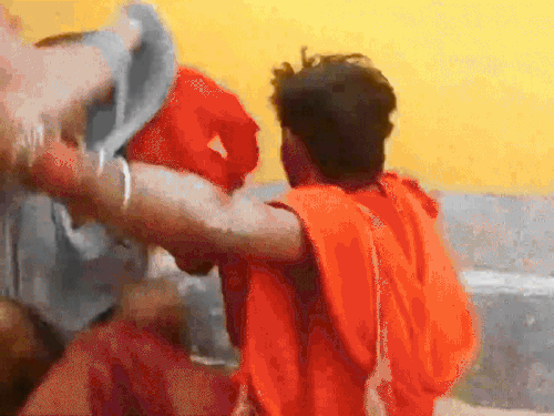 ऑस्ट्रेलिया में बैठे हरियाणवी रैपर न्योलीवाला के गाने पर कंट्रोवर्सी:भगवाधारी को लात मारते दिखाया, बाबा बागेश्वर पर कहा-'बना-बना पर्ची ये लावै साले अर्जी'