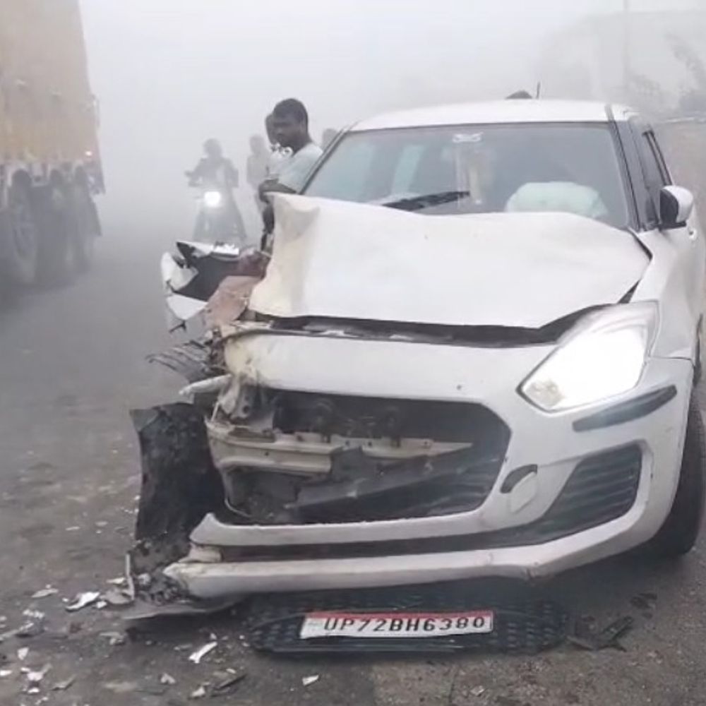 प्रतापगढ़ में घने कोहरे में स्कूली बस-कार की टक्कर:भुवालपुर-डोमीपुर के पास यह हादसा, सभी बच्चे बाल-बाल बचे