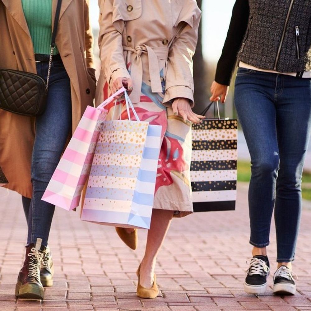 5 साल में चैटबॉट्स से ₹450 लाख करोड़ की शॉपिंग‎:दुनियाभर में शॉपिंग के लिए AI टूल्स का इस्तेमाल बढ़ रहा