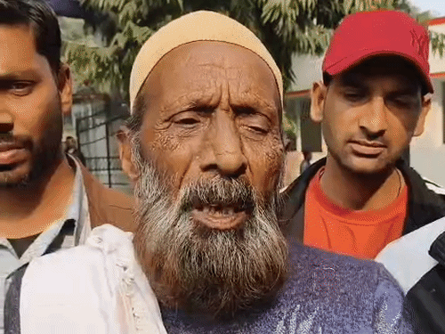 70 साल के पिता को बेटे-बहू ने रस्सी से बांधा:कुत्ते की झूठी रोटी खिलाई, जमीन अपने नाम कराने का दबाव