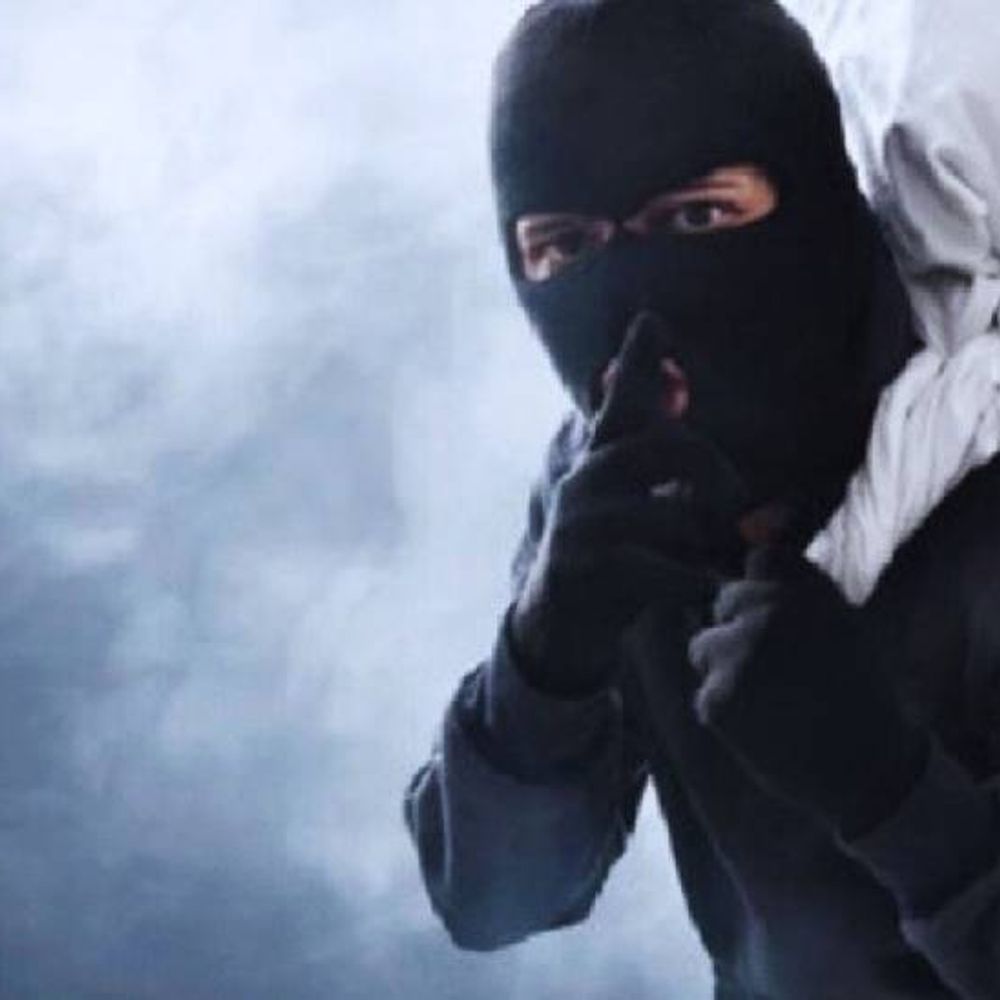 नोएडा में कंपनी कर्मी से लूटे दो लाख:कार को ओवरटेक कर रोका, झगड़ा करने का लगाया आरोप, उठा ले गए बैग