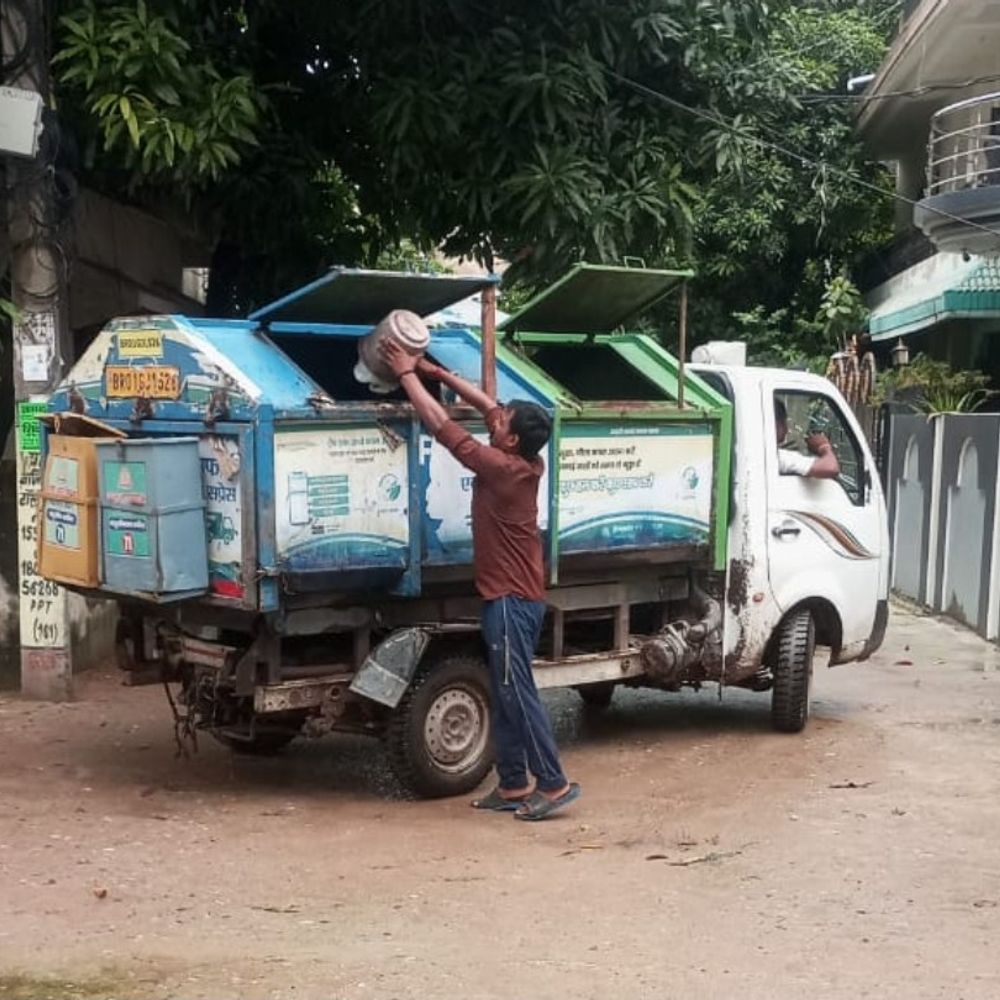 पटना नगर निगम के पास 37% कचरा गाड़ी खराब:वाहन की बॉडी टूटी, सड़कों पर चलते समय गिरता रहता कचरा, नए वाहनों की खरीद पर होगा फैसला