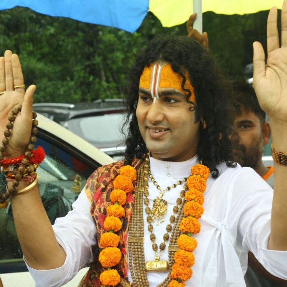 अनिरुद्धाचार्य के बिगड़े बोल:मीडिया के लिए किया अभद्र शब्दों का प्रयोग,मंच से की अशोभनीय टिप्पणी