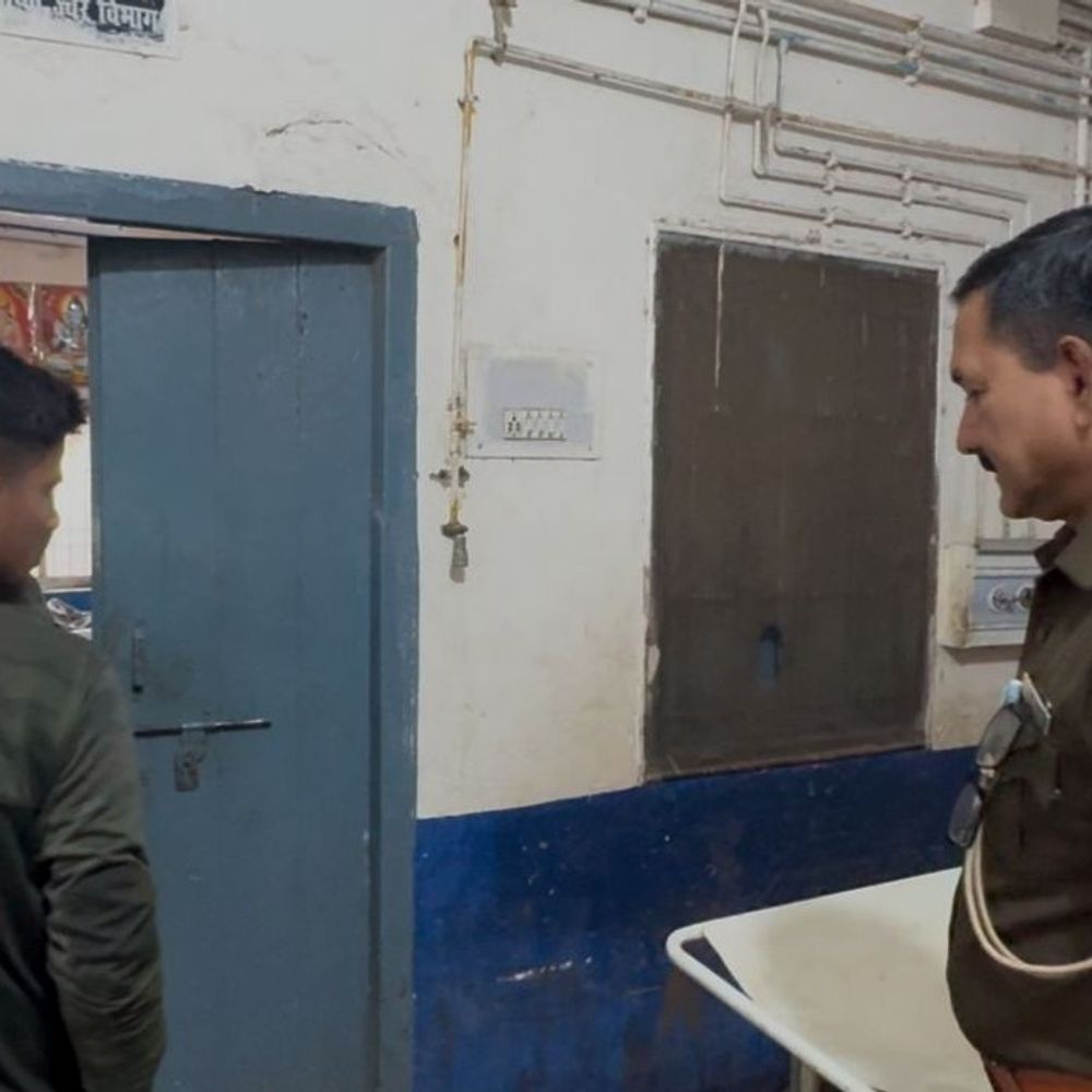 नवादा में पुलिस कस्टडी से कैदी फरार:सदर अस्पताल के कैदी वार्ड से मचा हड़कंप, इलाज के दौरान शौचालय की खिड़की से कूदकर भागा