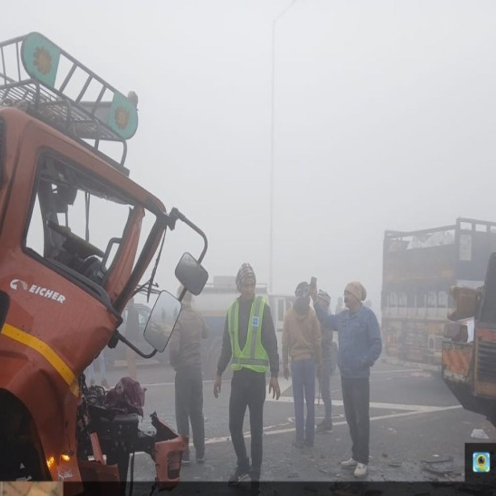 मथुरा में कोहरे का कहर:दो हादसों में टकराई 12 से ज्यादा गाड़ियां, 18 से ज्यादा लोग घायल हुए