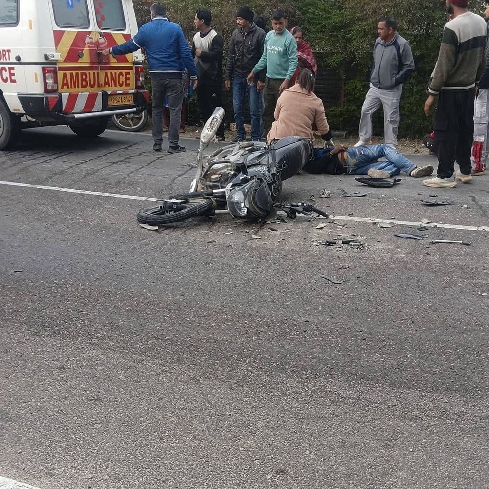 ऊना में ट्रक की टक्कर से युवक की मौत:  दूसरा घायल, बाइक पर जा रहे थे दोनों, ओवरटेक करते समय हुआ हादसा – Amb News