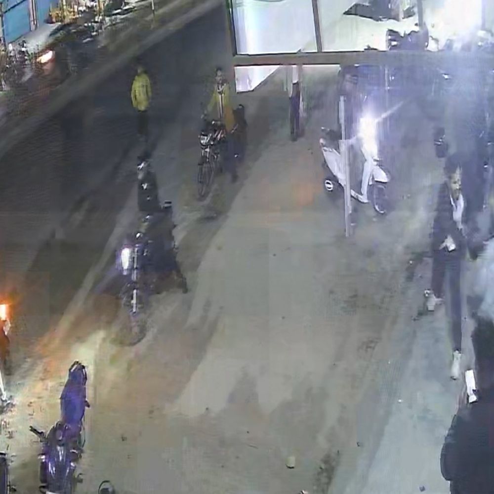 सोनभद्र में चखना का पैसा मांगने पर दबंगों ने पीटा:दुकानदार का दांत टूटा, हालत गंभीर; FIR दर्ज