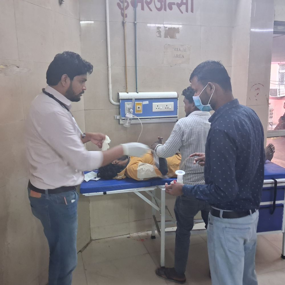 कुशीनगर में दो लोगों ने खाया जहर:युवक और किशोर की हालत गंभीर, पत्नी के मायके से नहीं लौटने पर नाराज था