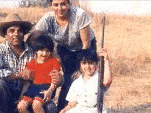 धर्मेंद्र की याद में हेमा ने शेयर किया इमोशनल वीडियो:सनी-बॉबी और प्रकाश कौर की भी वीडियो में दिखी झलक