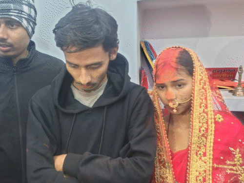 गर्लफ्रेंड प्रेमी के साथ पकड़ी गई, लोगों ने शादी कराई:जबरिया शादी के बाद प्रेमिका बोली- हमारा प्यार सच्चा, अब कोई जुदा नहीं कर पाएगा
