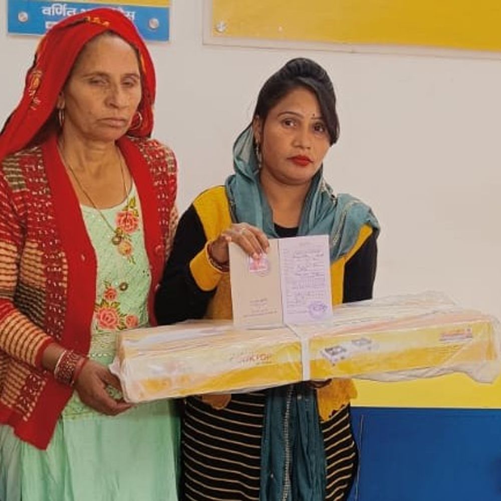 हापुड़ में मुफ्त गैस सिलेंडर का वितरण शुरू:गरीब परिवारों को स्वच्छ रसोई गैस उपलब्ध कराने की पहल