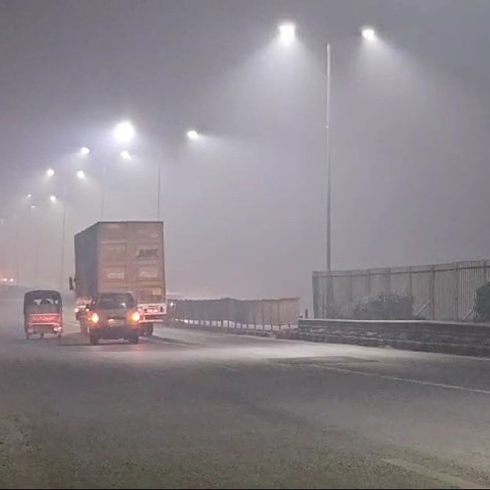 मथुरा में घने कोहरे से बढ़ी परेशानी:आगरा-दिल्ली हाईवे पर विजिबिलिटी कम हुई, वाहन धीमी गति से चले