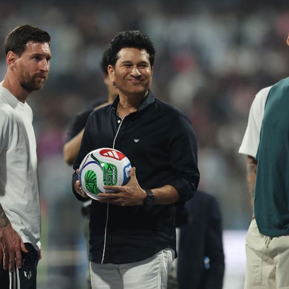 लियोनल मेसी आज दिल्ली में:अरुण जेटली स्टेडियम में सम्मान होगा; मुंबई में सचिन तेंदुलकर ने वर्ल्ड कप की जर्सी गिफ्ट की