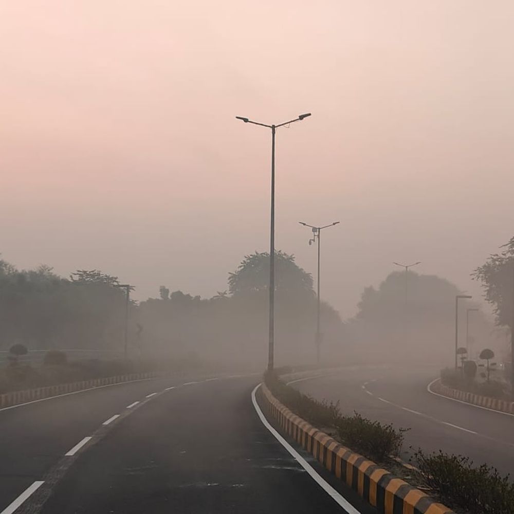 लखनऊ में सुबह से छाया कोहरा:सुबह और शाम बढ़ी ठंड, हल्की गलन भी, अभी पड़ेगा और कोहरा