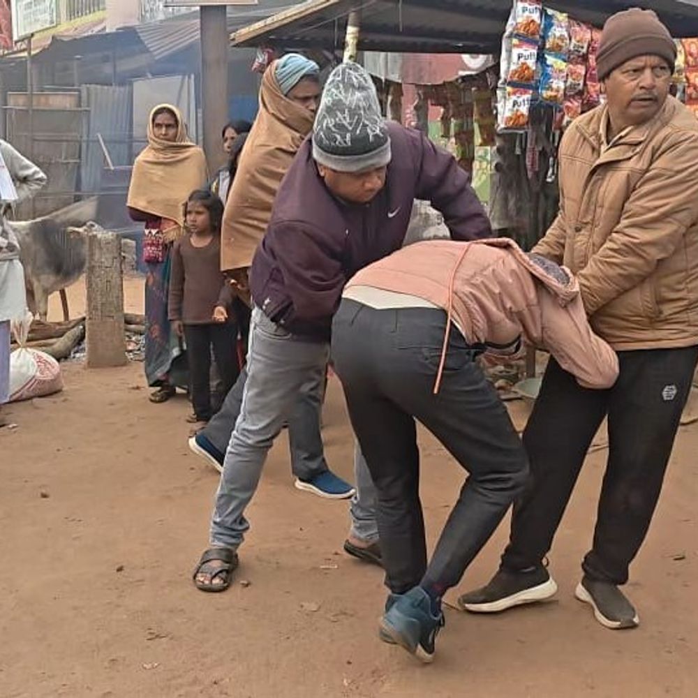 बलरामपुर में ड्राइवर से मारपीट...VIDEO:2 लोगों ने बस रोककर पीटा, अब आरोपियों की तलाश में जुटी पुलिस