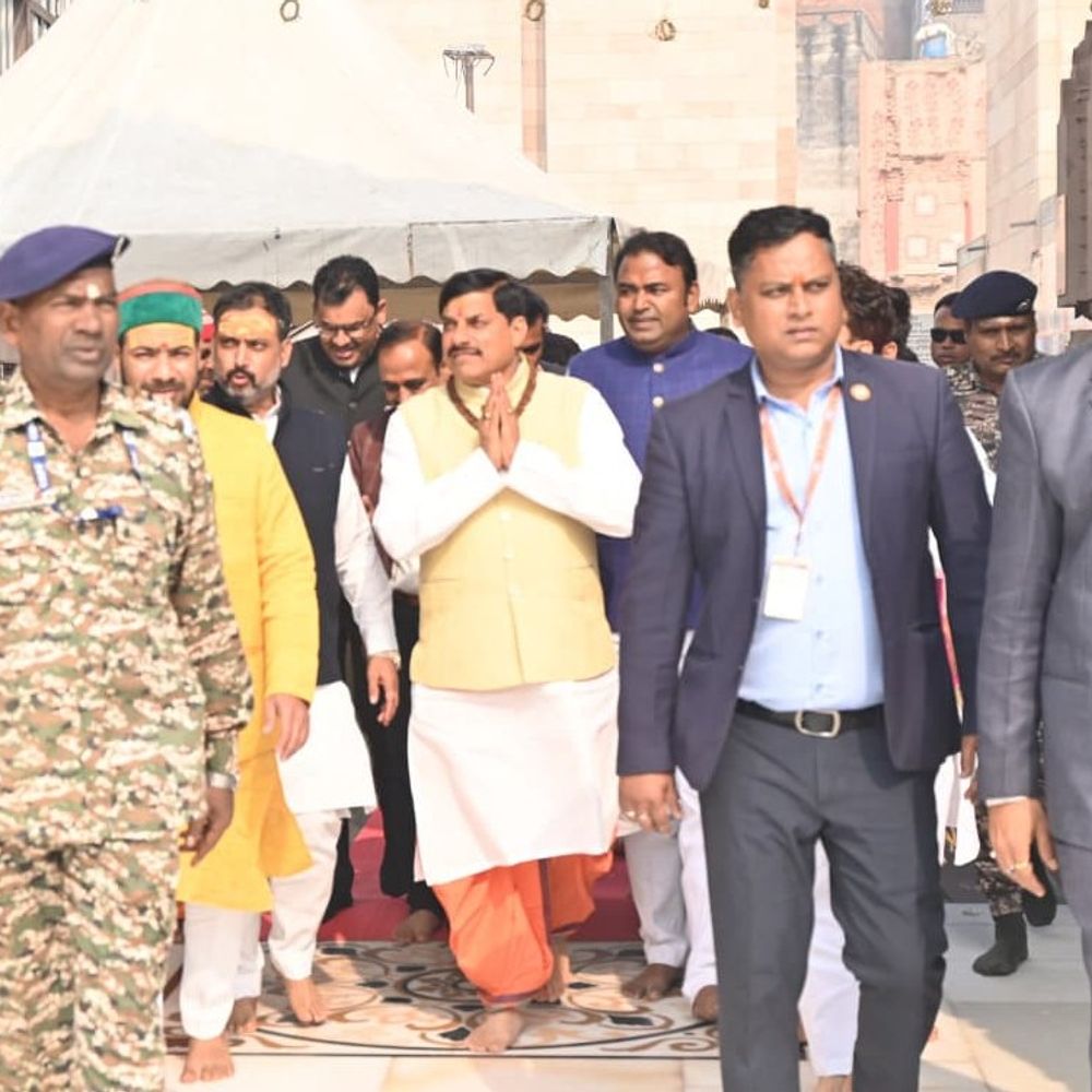 MP के सीएम मोहन यादव पहुंचे वाराणसी:बाबा विश्वनाथ-कालभैरव का लिया आशीर्वाद, गली में खड़े होकर खाया मलइयो
