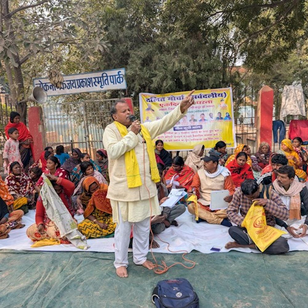 भोजपुर में बुलडोजर कार्रवाई के खिलाफ दलित मोर्चा का धरना:भूमिहीनों को जमीन, पुनर्वास की व्यवस्था की मांग; महिलाओं ने रोते हुए बयां किया घर उजड़ने का दर्द