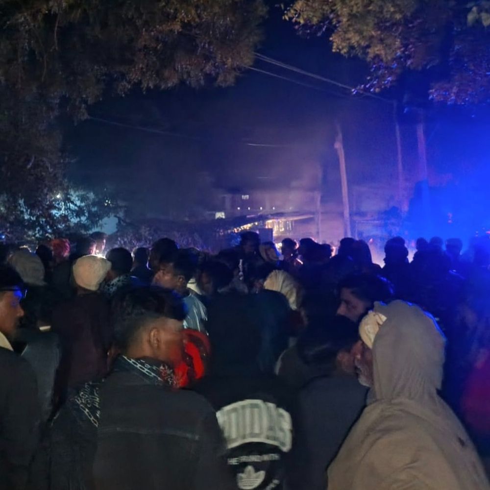 सड़क हादसे में एक की मौत, दूसरे की हालत गंभीर:बेगूसराय-बखरी सड़क पर पेड़ से टकराईं तेज रफ्तार बाइक, घायल सदर अस्पताल रेफर