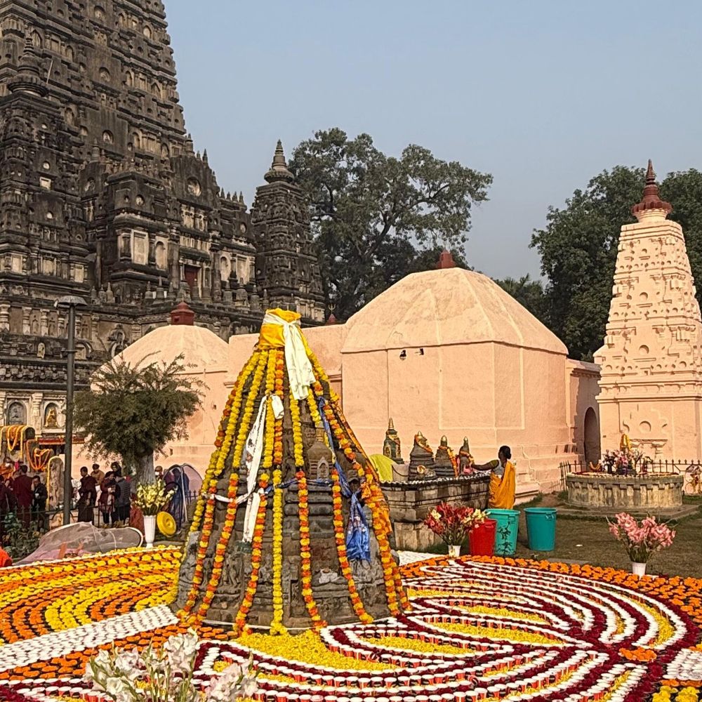 महाबोधि मंदिर में काग्यू मोनलम प्रार्थना का शुभारंभ:बोधगया में उमड़ा श्रद्धालुओं का सैलाब, विदेश से भी पहुंचे बौद्ध धर्मावलंबी