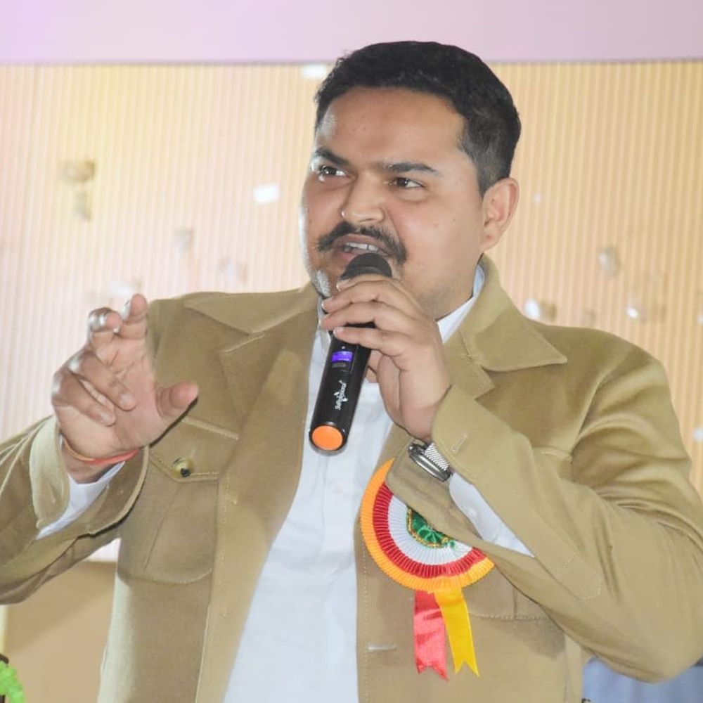 बृजभूषण के विधायक बेटे ने मंच पर गाया गाना:'कौने नरेशवा...' गाकर पिता को 99% कॉपी करता हूं, पहली बार सार्वजनिक मंच से गाया गाना