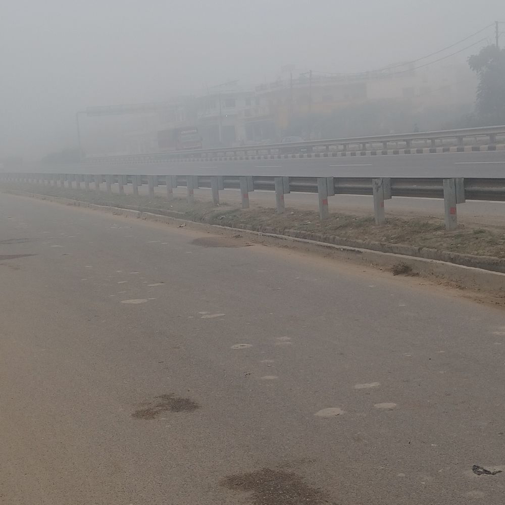 कोहरे से विजिबिलिटी घटी, वाहन रेंगते चले:अधिकतम 14, न्यूनतम 11 डिग्री तापमान; लोग अलाव का ले रहे सहारा