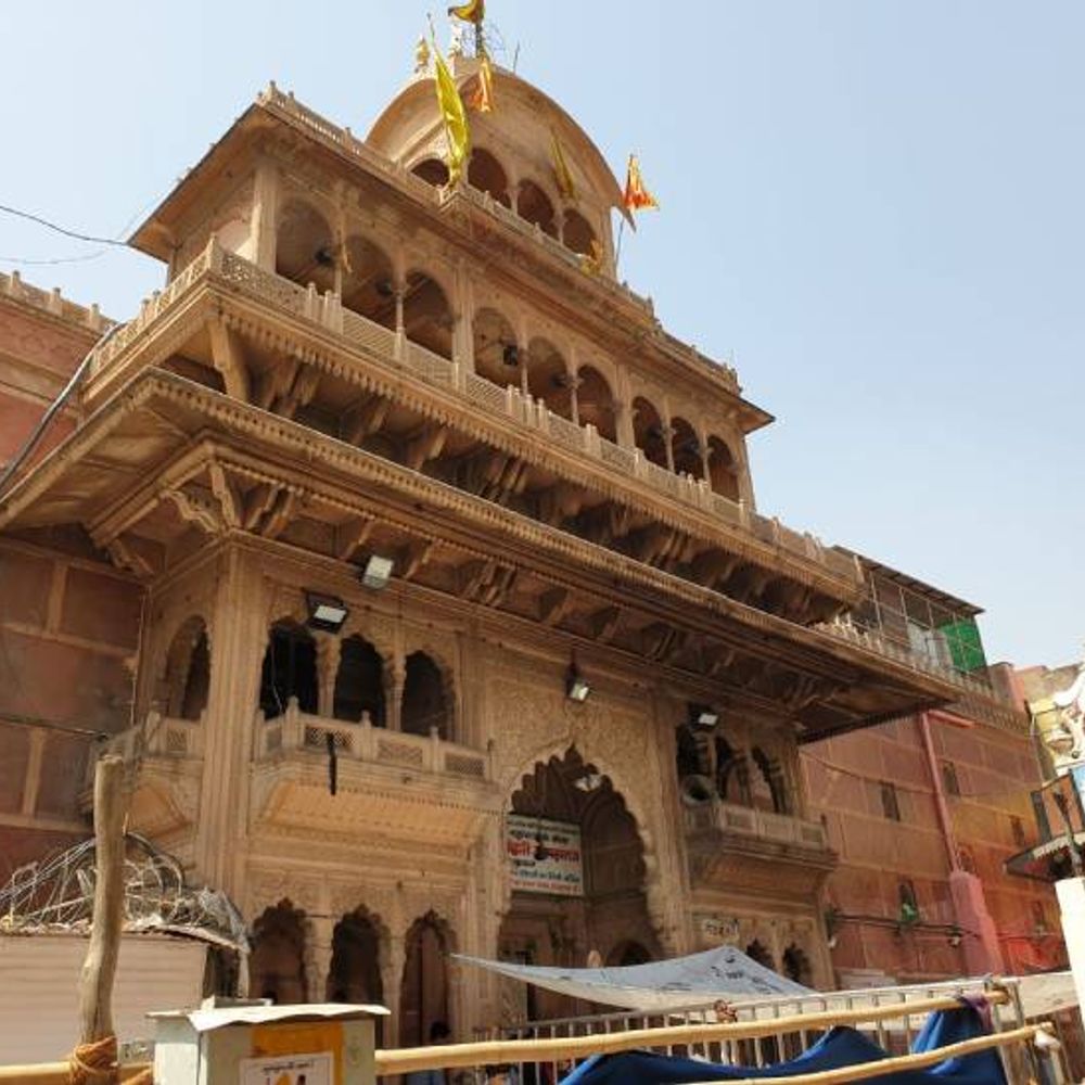 CJI बोले- भगवान को भी चैन से सोने नहीं देते:बांके बिहारी के दर्शन की टाइमिंग बढ़ाने पर सुप्रीम कोर्ट सख्त, मैनेजमेंट कमेटी को नोटिस