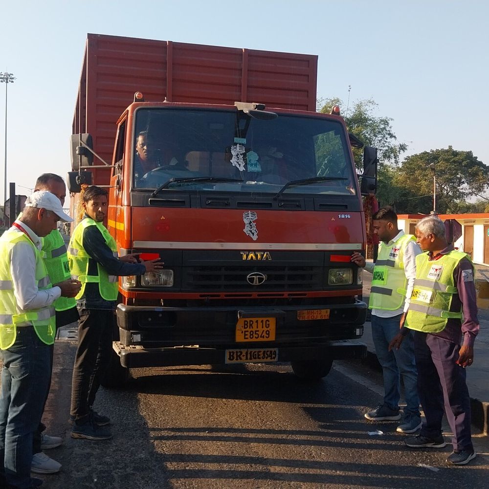 कोहरे में दुर्घटनाएं रोकने वाहनों पर लग रहे रेडियम स्टीकर:अररिया में NHAI का अभियान, चालकों को सुरक्षित ड्राइविंग के लिए करेंगे जागरूक