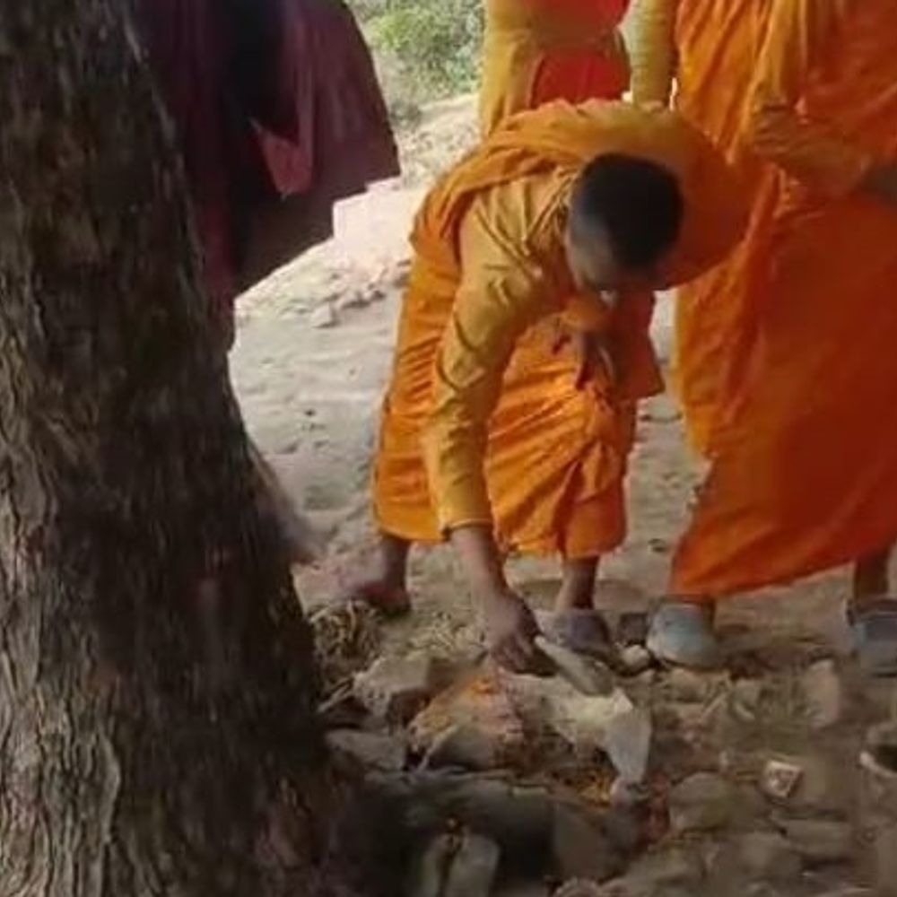 फर्रुखाबाद में मूर्तियां फेंकने के मामले में अज्ञात पर FIR:वीडियो के आधार पर जांच शुरू, दोषियों के खिलाफ विधिक कार्रवाई