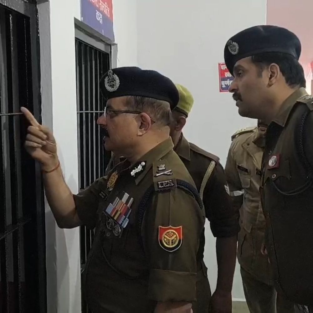 एडीजी सुजीत पांडेय ने खैराबाद थाने का किया औचक निरीक्षण:महिला हेल्प डेस्क, हिस्ट्रीशीटर रजिस्टर चेक किए, रात्रिगश्त बढ़ाने के निर्देश