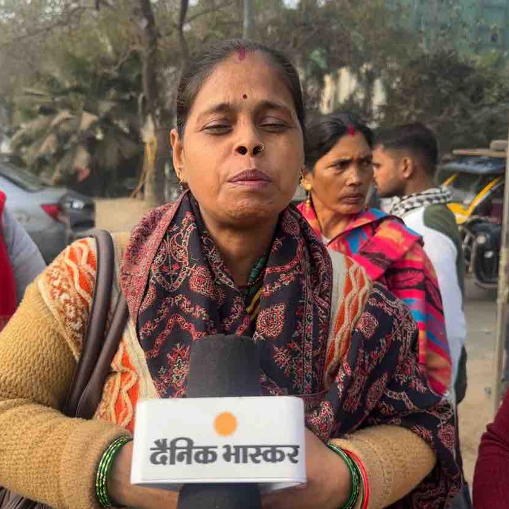 साहिबाबाद में अधूरा पुल, लोग जान जोखिम में:सैकड़ों मजदूर, महिलाएं और बच्चे खतरनाक नाला पार करने को मजबूर