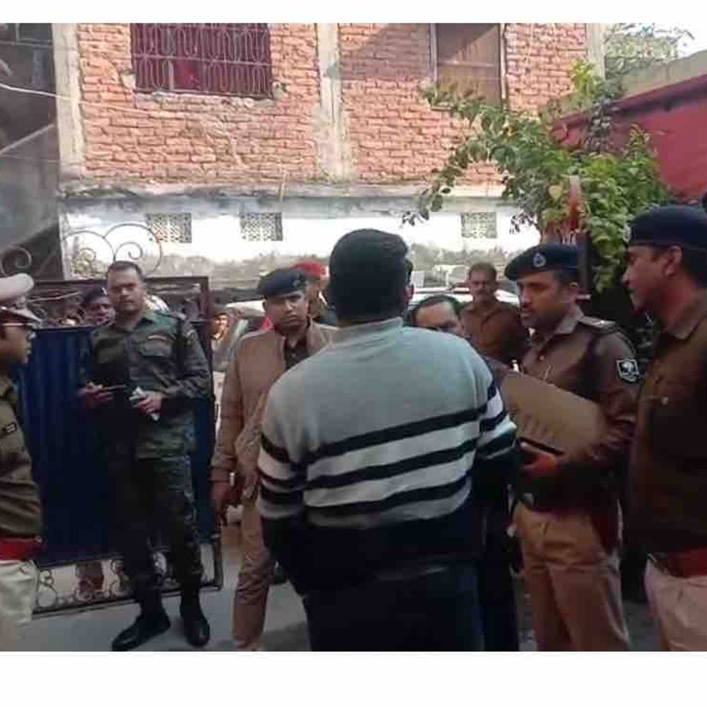 फरार अपराधी ने किया आत्मसमर्पण, 50 घरों पर हुई कार्रवाई:मोतिहारी पुलिस के 'ऑपरेशन कुर्की' का दिखा असर