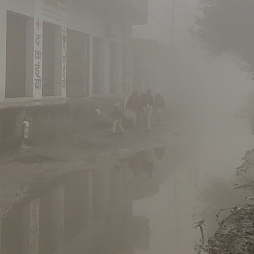 हाथरस में घना कोहरा छाया, विजिबिलिटी 10 मीटर:न्यूनतम तापमान 10 डिग्री सेल्सियस रिकॉर्ड, वाहन धीमी गति से चले