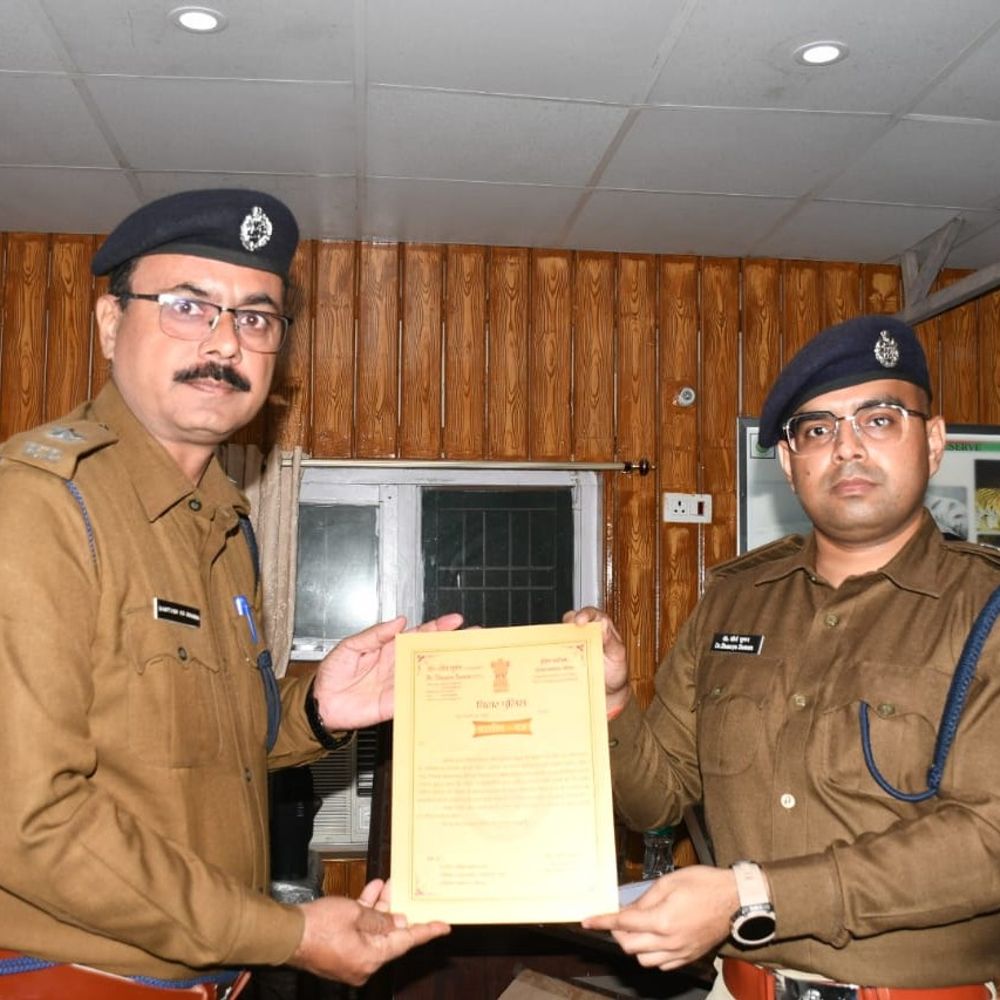 अपराध नियंत्रण-लंबित मामलों के निष्पादन में उत्कृष्ट प्रदर्शन:बेतिया पुलिस के दो अधिकारी सम्मानित, कानून व्यवस्था को लेकर अलर्ट