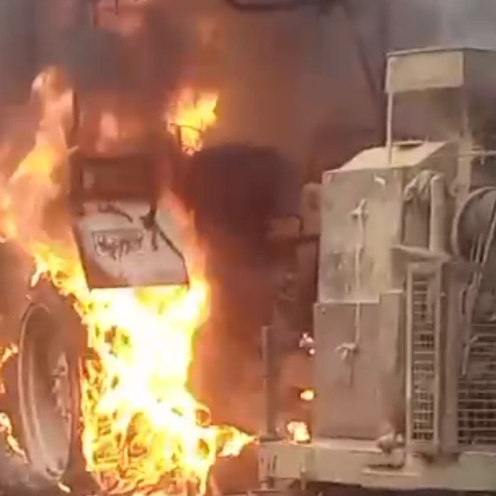 ट्रैक्टर की चपेट में आने से मासूम की मौत:श्रावस्ती में आक्रोशित ग्रामीणों ने ट्रैक्टर में लगाई आग, चालक गिरफ्तार