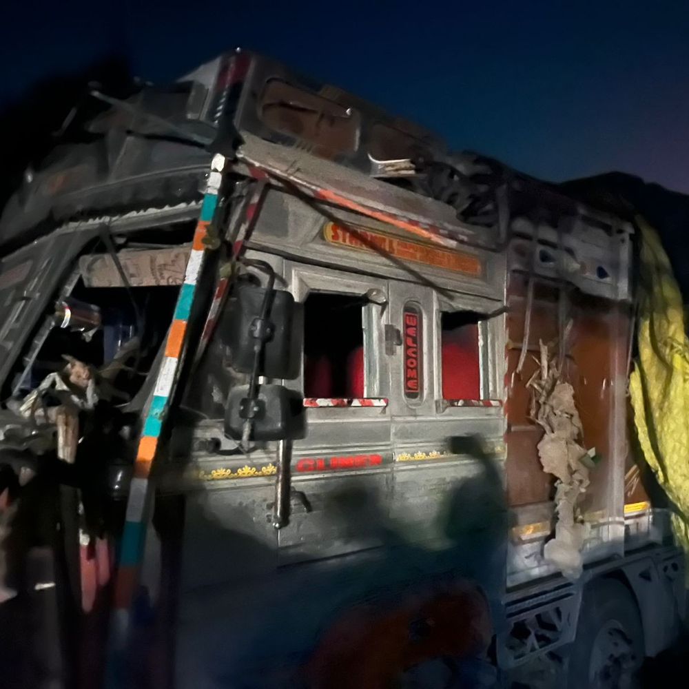 रायबरेली में ट्रक ने 3 दुकानों, ऑटो को रौंदा:चालक गंभीर घायल, नशे में धुत था, बरामद हुईं शराब की बोतलें