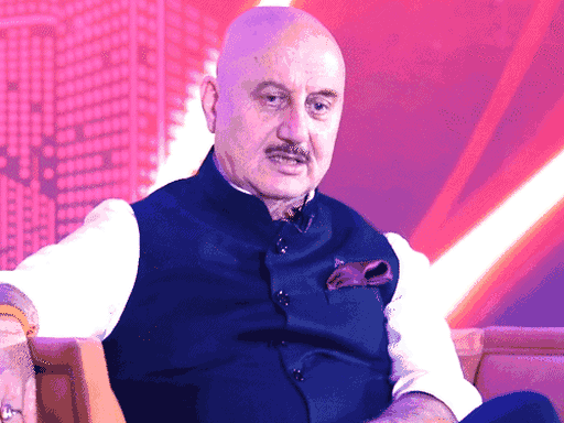 वाराणसी में अनुपम खेर बोले- भड़ास निकालना चाहता हूं:फ्लाइट कैंसिल होने पर भड़के; फिर बदला मूड, बताया अगला प्लान