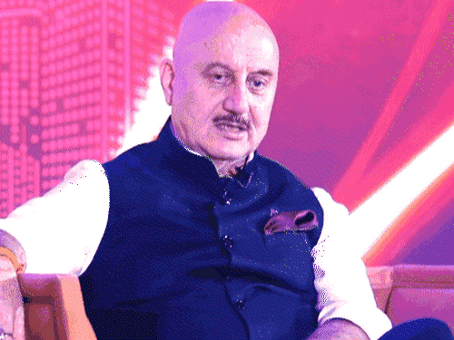 अनुपम खेर की फ्लाइट कैंसिल, बोले- बाबा की मर्जी थी:काशी विश्वनाथ के दर्शन किए, चाट कचौड़ी खाई; खजुराहो नहीं जा पाए