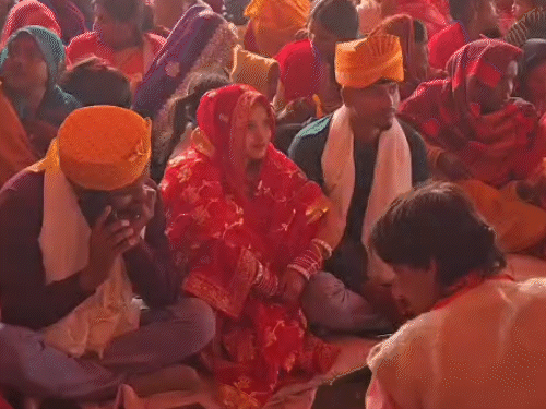 लखनऊ में एकसाथ 409 जोड़ों की शादी:प्रशासन ने 10 हजार बारातियों-घरातियों के लिए खाने की व्यवस्था की, 100 पंडित आए