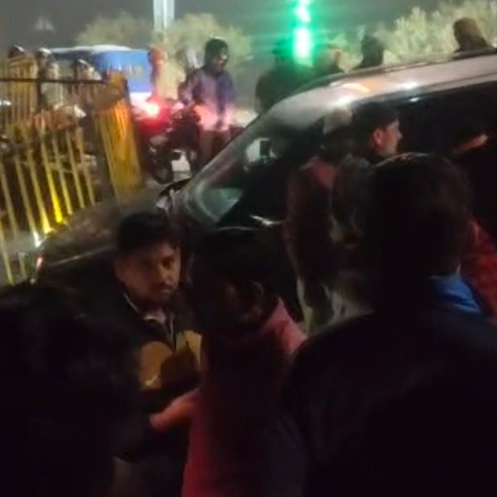 फिरोजाबाद में तेज रफ्तार कार रेलिंग से टकराई:हादसे में कार चालक समेत कई सवारियां गंभीर घायल, पुलिस कर रही पूछताछ